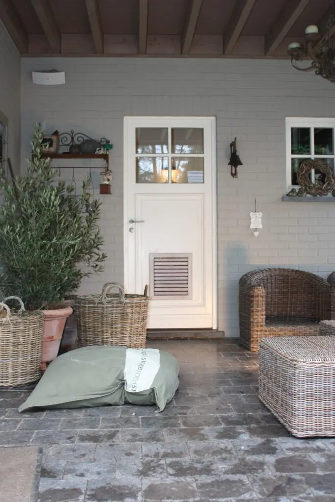 Stevig houten hondenluik xl in witte achterdeur van overdekte terras in een landelijke woning - Tomsgates Classic Extra Large