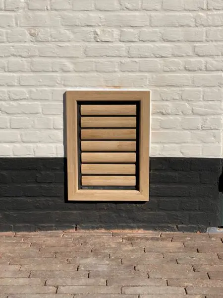 Groot hondenluik voor grote honden dat geïnstalleerd is in de muur - Tomsgates kattenluik, Tomsgates hondenluik, Kwalitatief kattenluik, Tochtvrij kattenluik, Veilig kattenluik, Stil kattenluik, Houten kattenluik