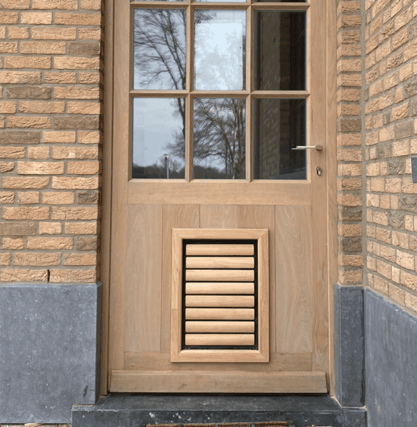 Extra groot hondenluik voor zeer grote honden dat geïnstalleerd is in de deur of in glas - Tomsgates kattenluik, Tomsgates hondenluik, Kwalitatief kattenluik, Tochtvrij kattenluik, Veilig kattenluik, Stil kattenluik, Houten kattenluik